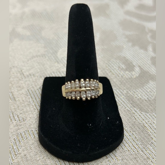 Gold and Diamond Ring. 1 carat total weight diamonds Size 7. - Picture 1 of 8